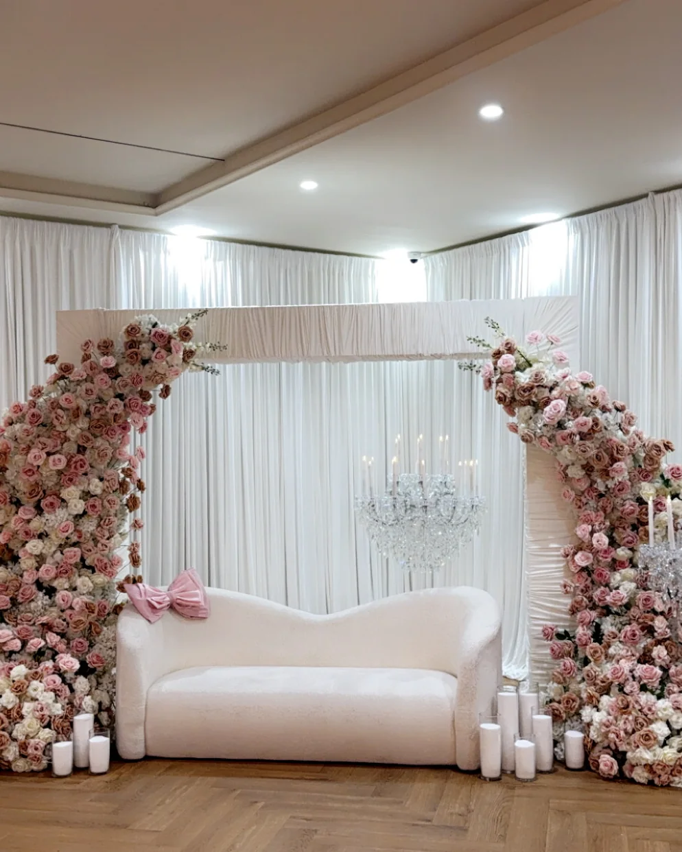 Bruidsbank met bloemenboog