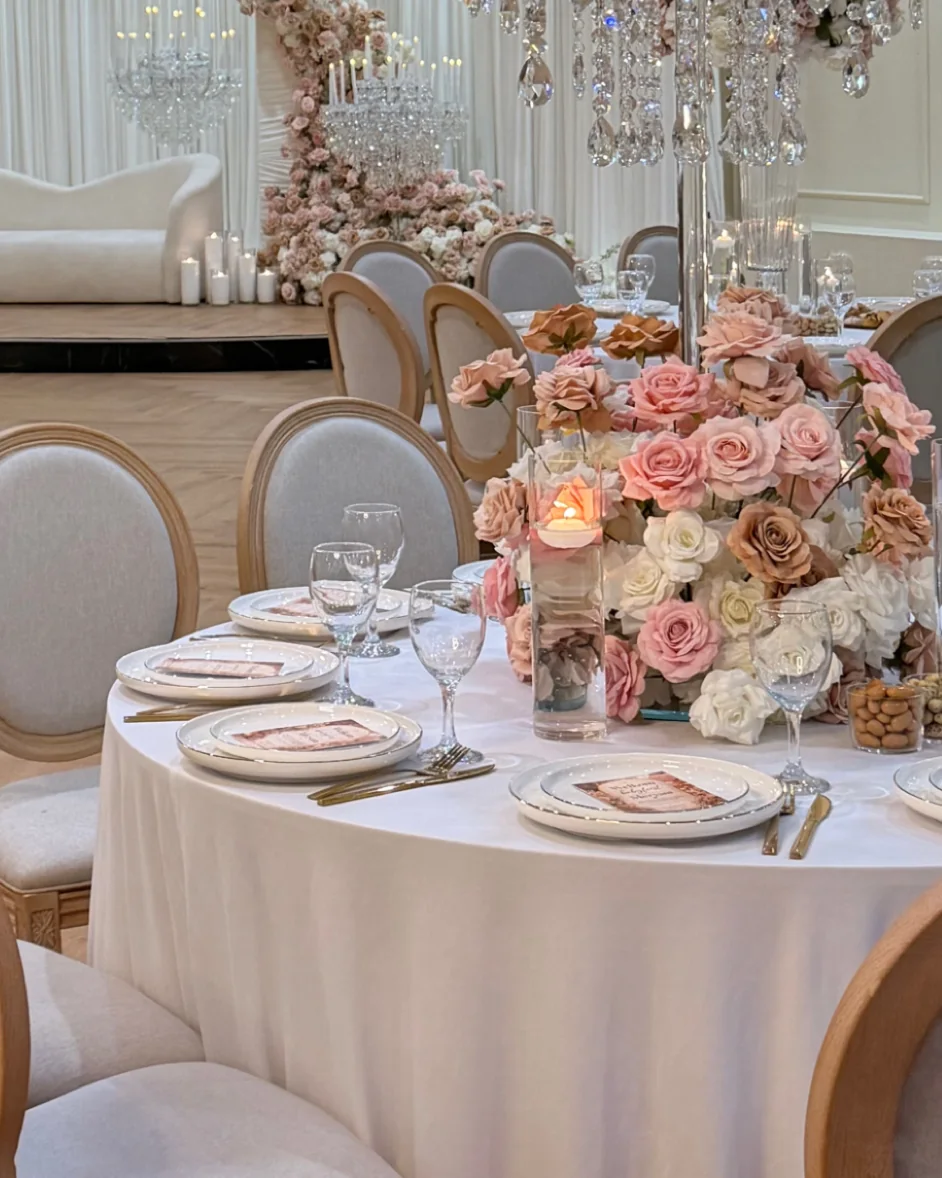Tafel met roze rozen en kaarsen