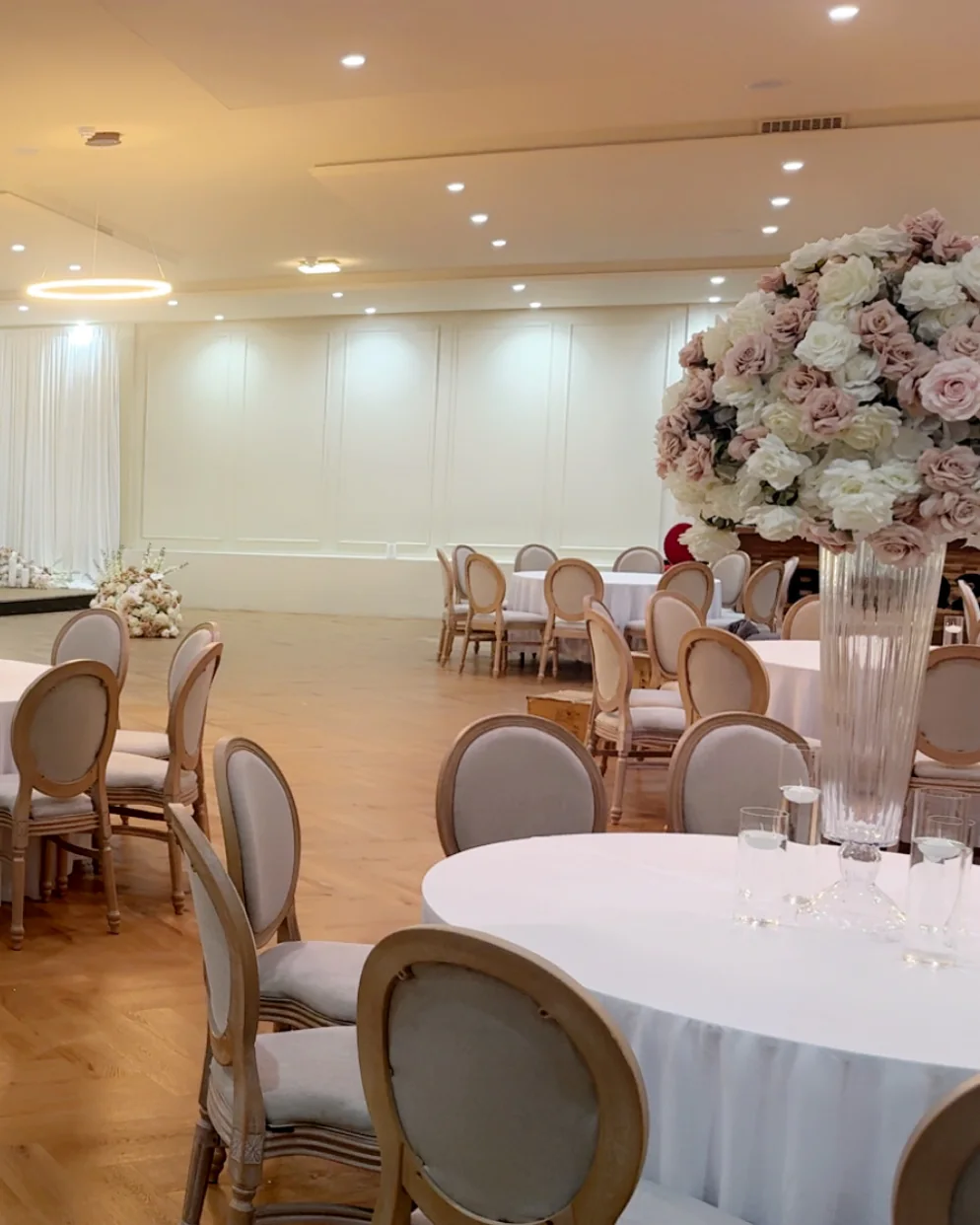 Ronde tafels en rozentoren in de zaal